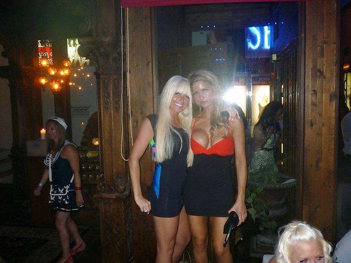 25P Party Girls Forget To Cross Their Legs