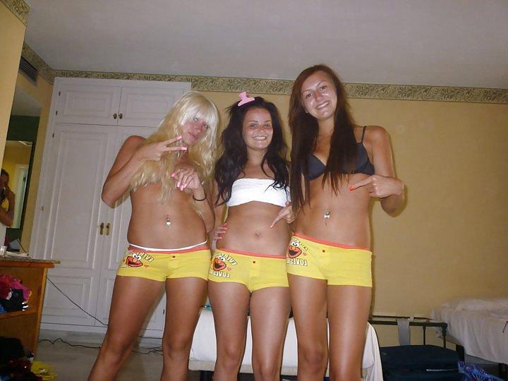 25P Party Girls Forget To Cross Their Legs
