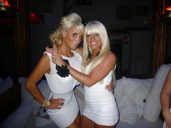 25P Party Girls Forget To Cross Their Legs