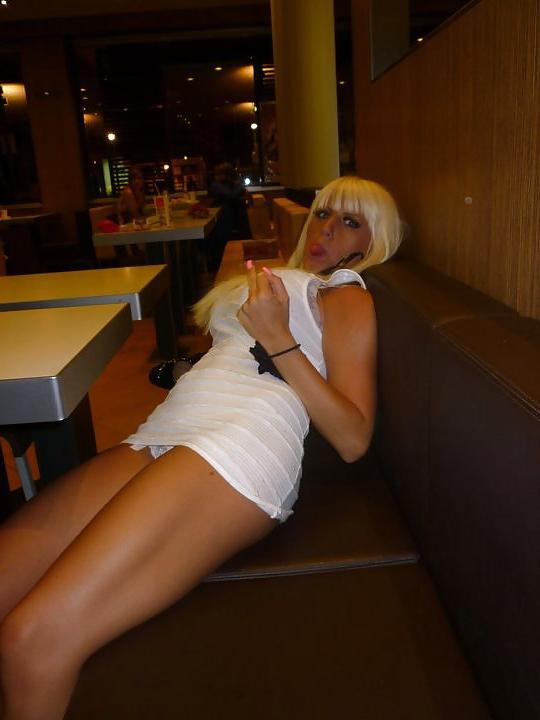 25P Party Girls Forget To Cross Their Legs