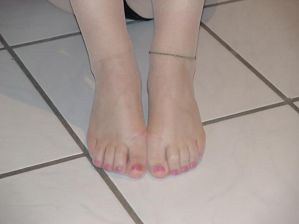 25P White Pantyhose and balck Heels