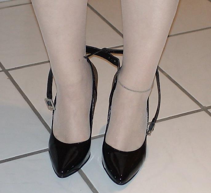 25P White Pantyhose and balck Heels