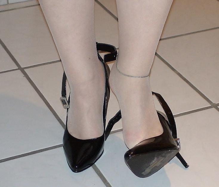 25P White Pantyhose and balck Heels