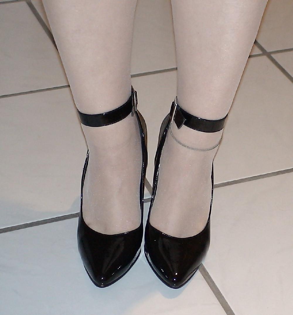 25P White Pantyhose and balck Heels