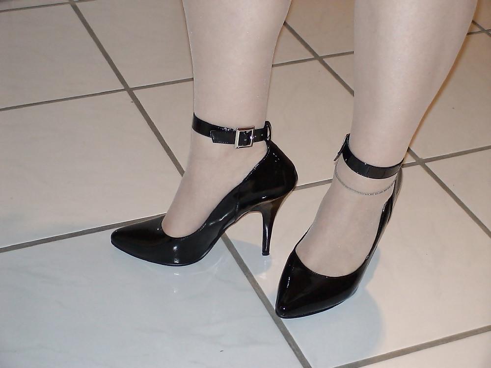 25P White Pantyhose and balck Heels