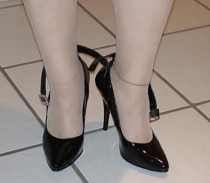 25P White Pantyhose and balck Heels