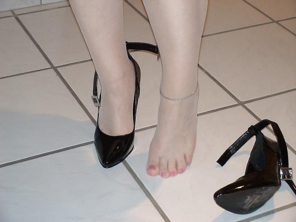25P White Pantyhose and balck Heels
