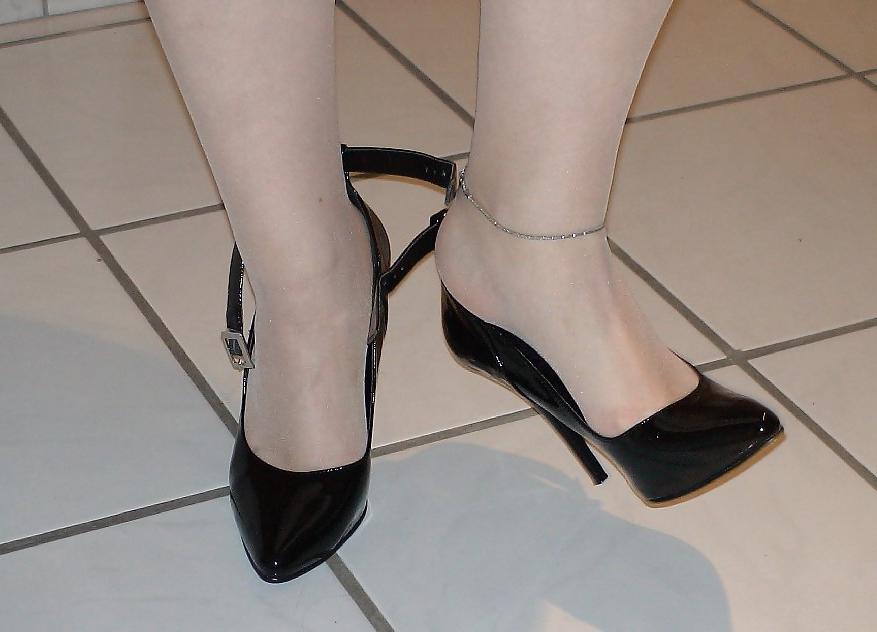 25P White Pantyhose and balck Heels