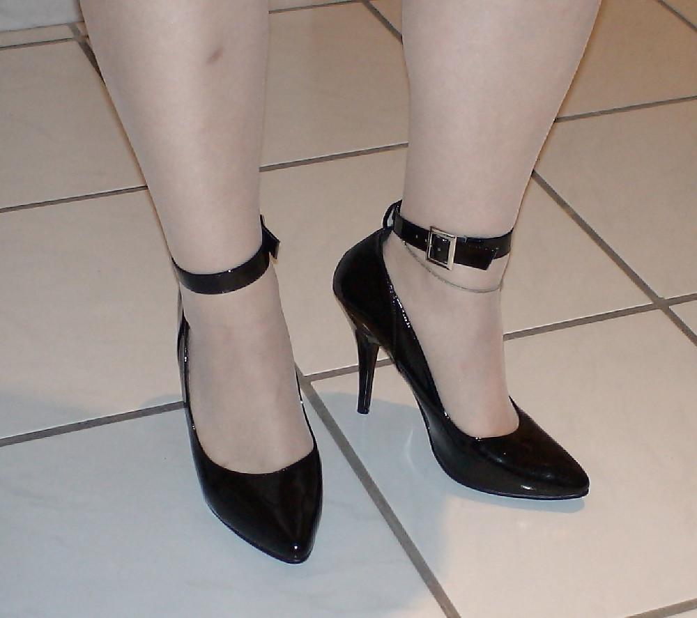 25P White Pantyhose and balck Heels