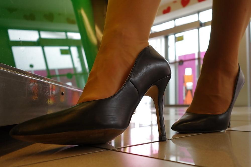 25P Shopping In High Heels