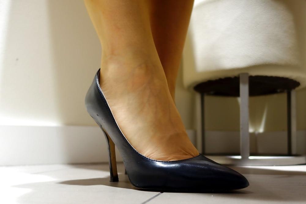 25P Shopping In High Heels