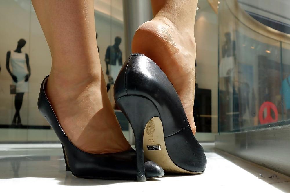 25P Shopping In High Heels