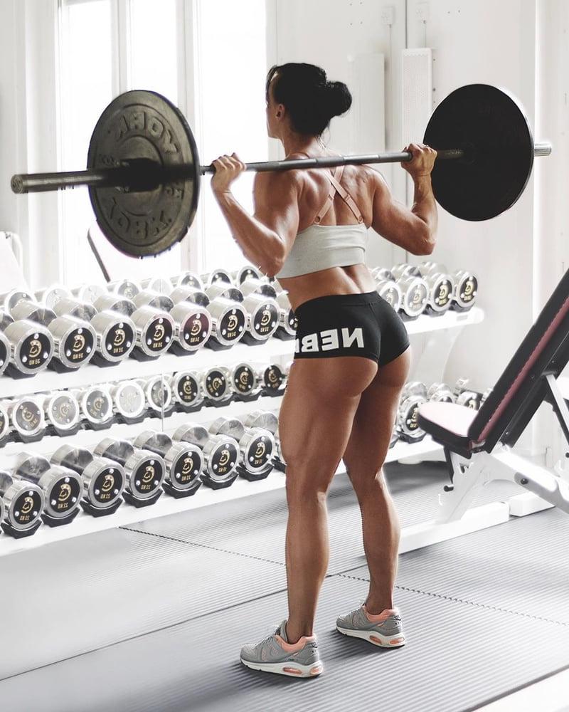 25P Brawny Female Bodybuilder Cinderella Landolt VI