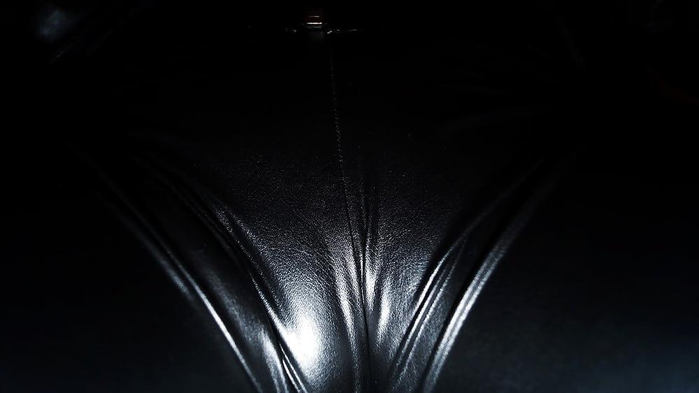 25P Leather cameltoe 7