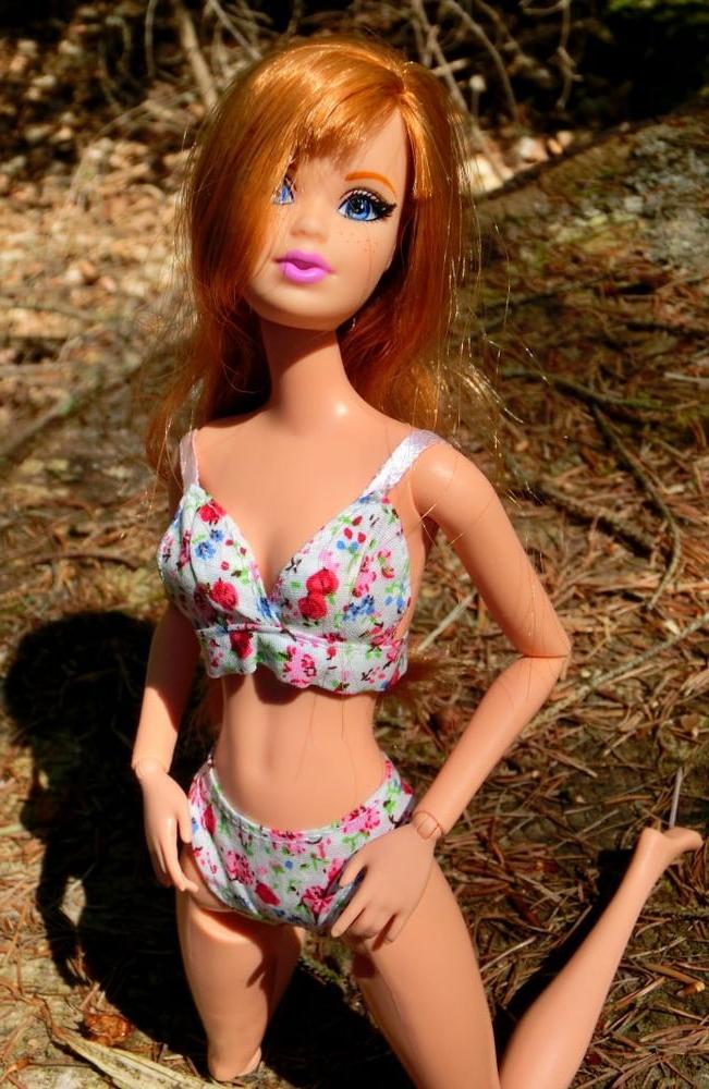 25P 08 Midge in the sun (Doll)