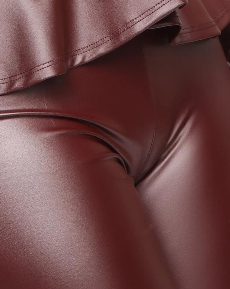 25P Leather cameltoe 2
