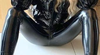 25P Leather cameltoe 2