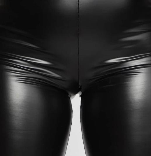 25P Leather cameltoe 1