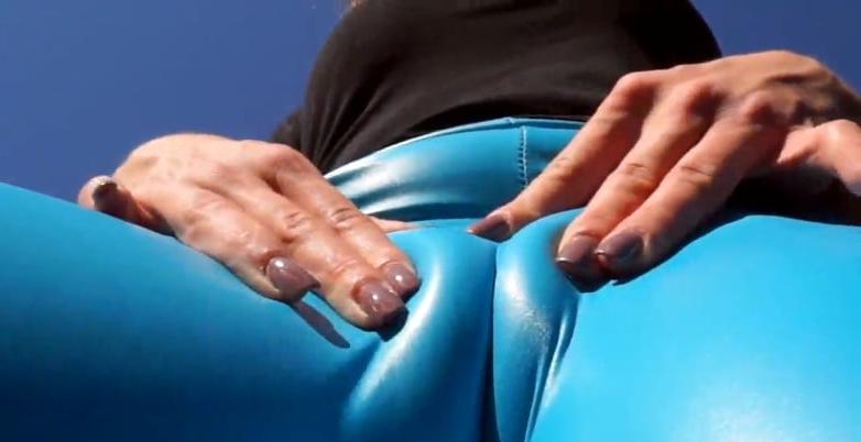 25P Leather cameltoe 1