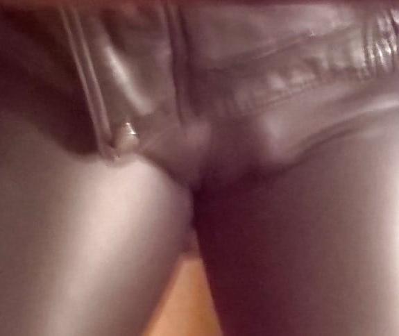 25P Leather cameltoe 5