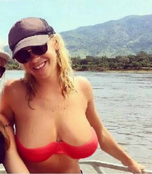6P Chelsy Topless &amp; Cameltoe