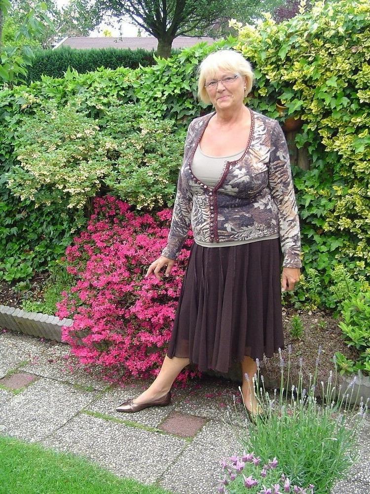 25P lady 64 age. at home and in the bedroom.