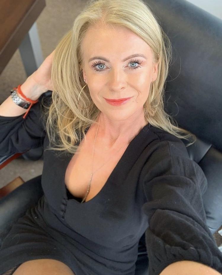 25P Hot As Fuck MILF You Just Would Love To SMASH  Wank Bank