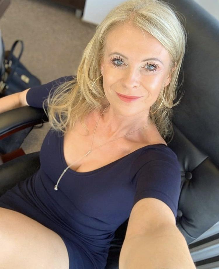 25P Hot As Fuck MILF You Just Would Love To SMASH  Wank Bank