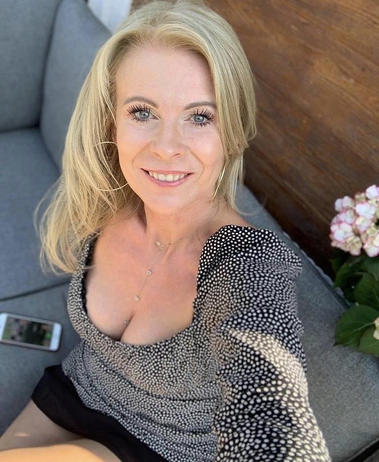 25P Hot As Fuck MILF You Just Would Love To SMASH  Wank Bank