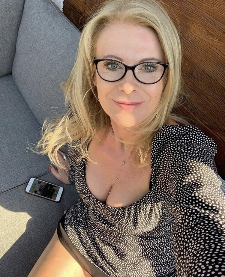 25P Hot As Fuck MILF You Just Would Love To SMASH  Wank Bank