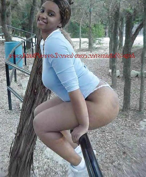 11P Black Girl getting Naked in the Park