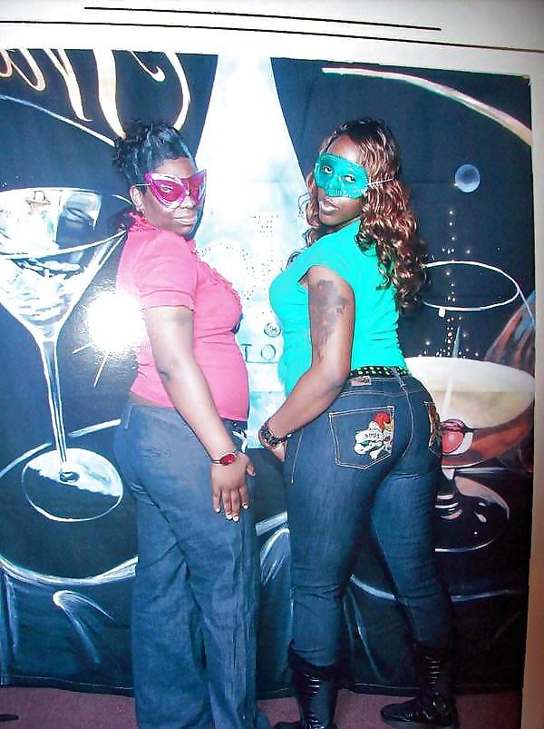 7P Black pussy and ass good enough to sniff