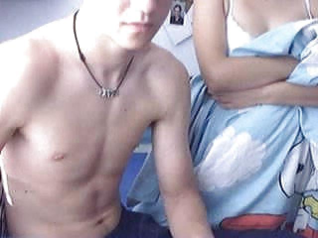 25P Sweet Skater Boy Fingert Muschi seiner Freundin vor der Cam