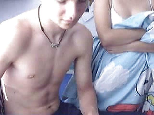 25P Sweet Skater Boy Fingert Muschi seiner Freundin vor der Cam
