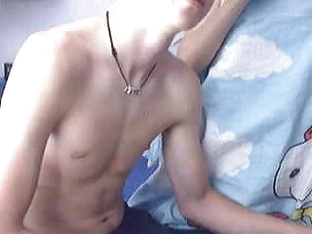 25P Sweet Skater Boy Fingert Muschi seiner Freundin vor der Cam