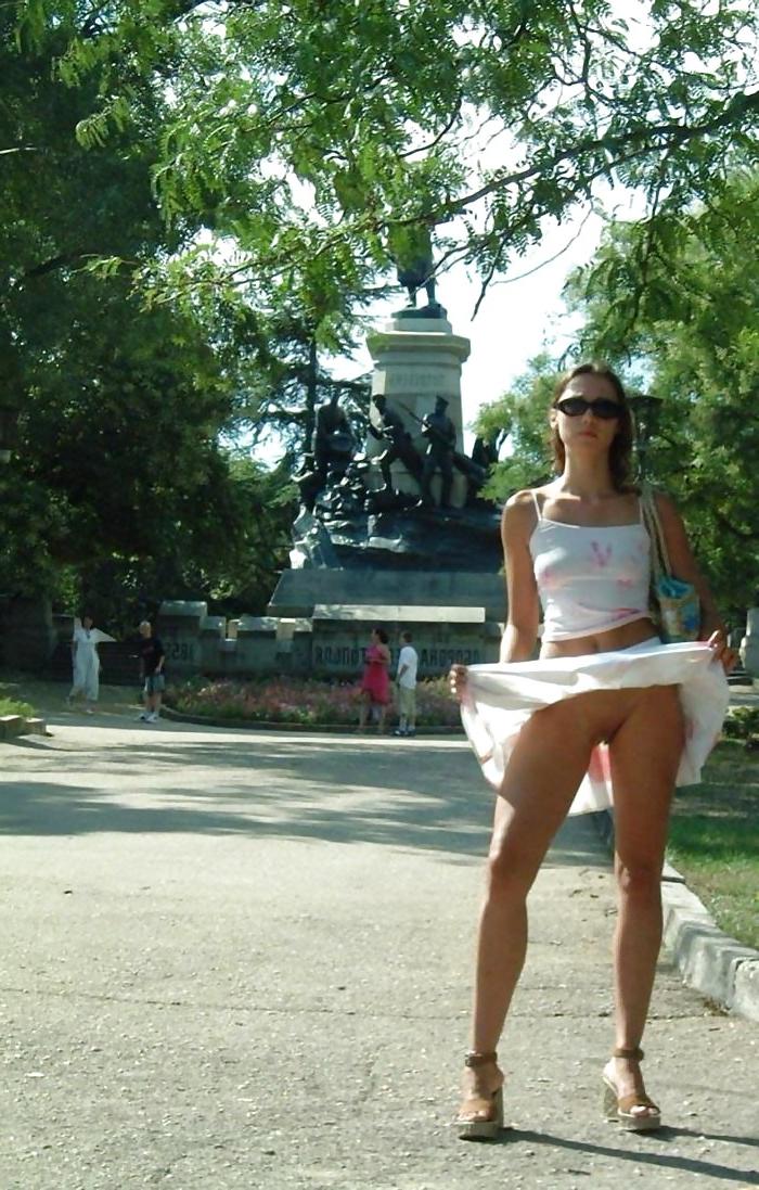 25P No Panties Babes 5 Outside by TROC