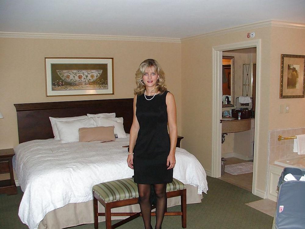 14P Mature hotel babe