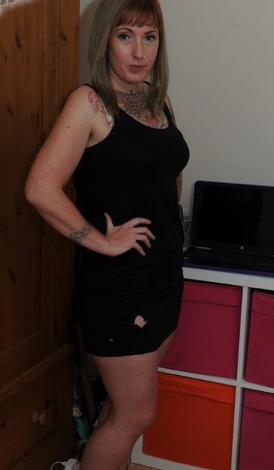 25P Gallery 32: Housewife Katie