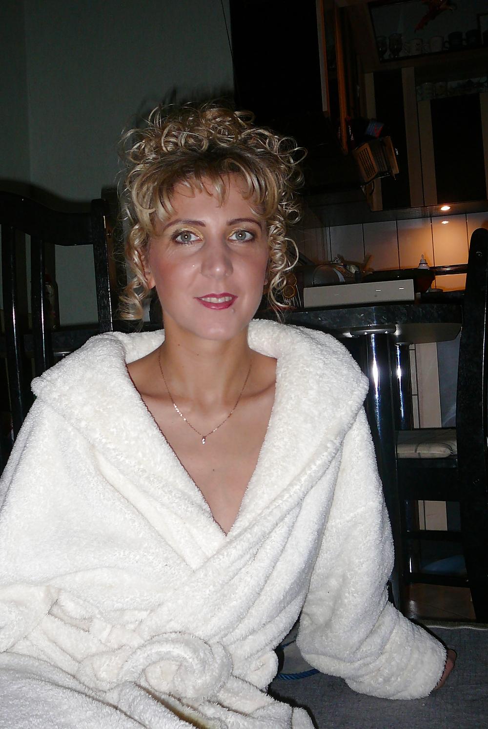 25P Perfect Blonde MILF