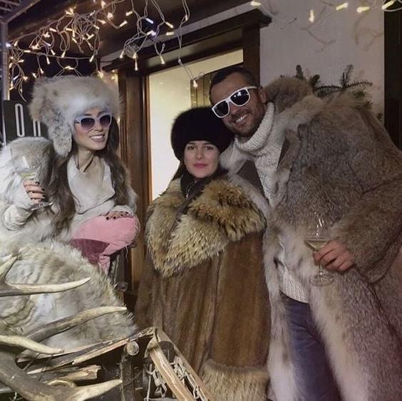 25P woman in fur coat 22