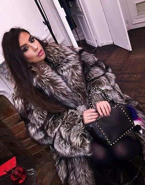 25P woman in fur coat 22