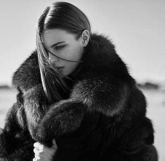25P woman in fur coat 22