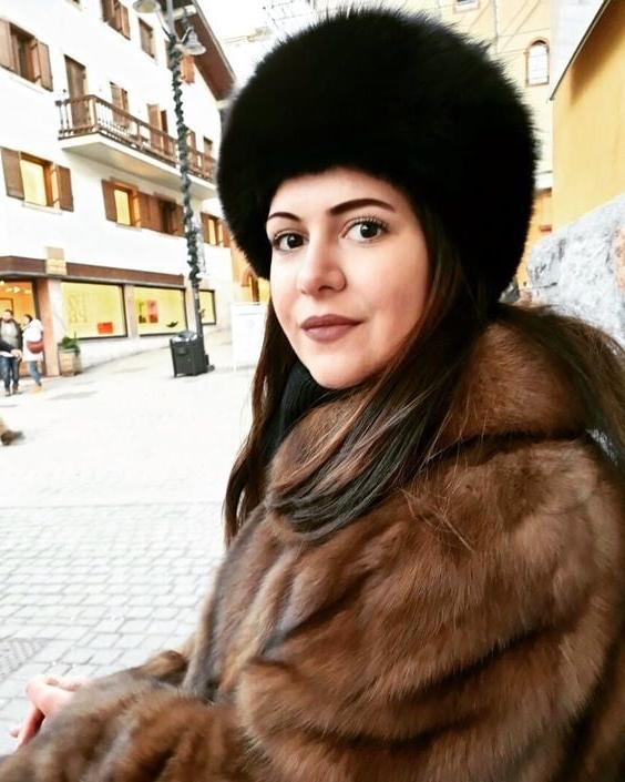 25P woman in fur coat 22