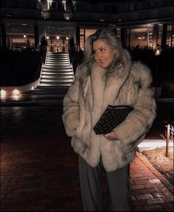 25P woman in fur coat 22