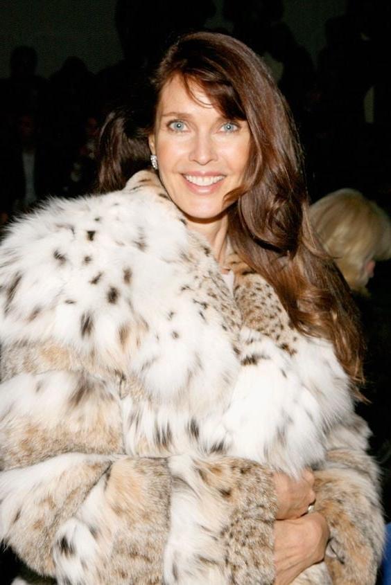 25P woman in fur coat 22
