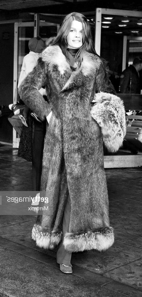 25P woman in fur coat 22