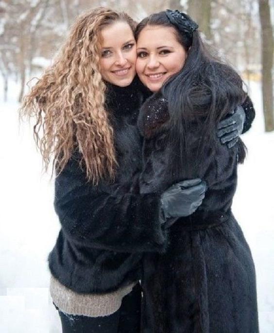25P woman in fur coat 22