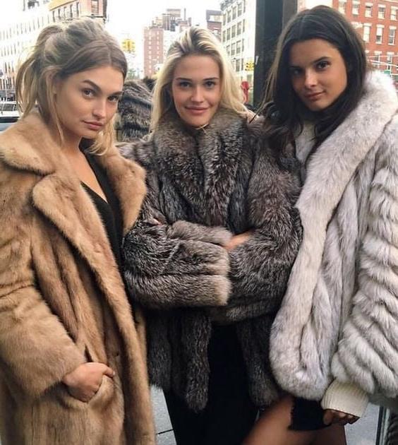 25P woman in fur coat 22