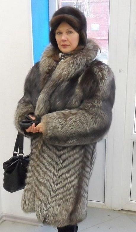25P woman in fur coat 22