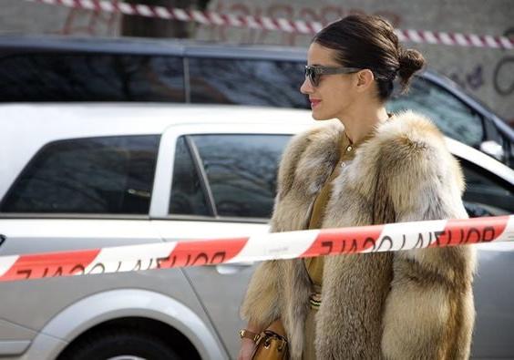 25P woman in fur coat 22